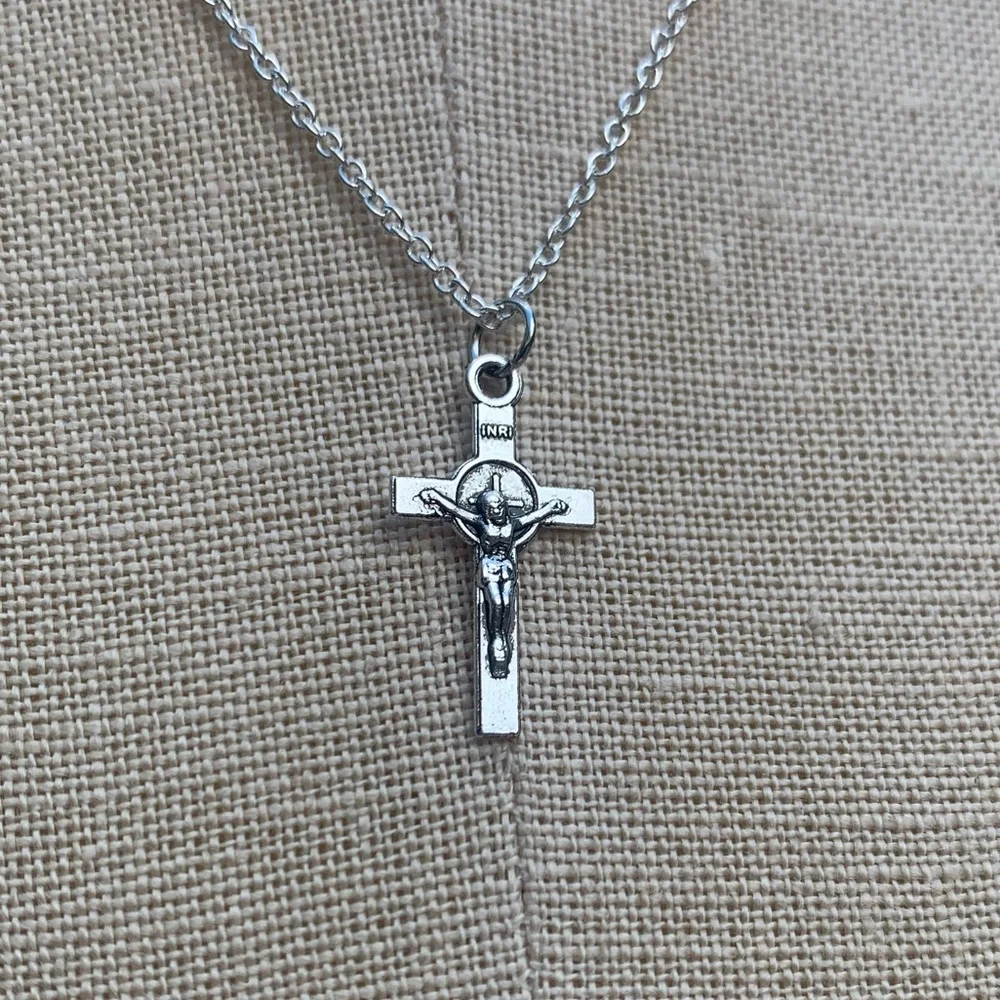 NWT Sterling Silver Plated Chain & Crucifix Alloy Metal Charm Necklace - Picture 8 of 14